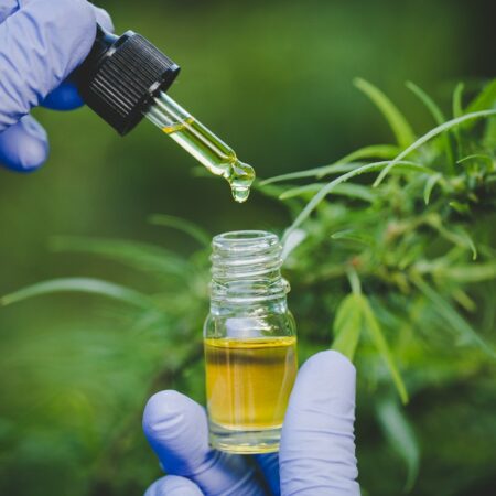 Kiedy stosować olejek CBD – poranne, wieczorne czy w ciągu dnia?